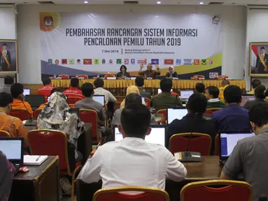 Suasana sosialisasi Sistem Informasi Pencalonan (Silon) di kantor KPU, Jakarta, Senin (7/5). Sosialisasi ini diikuti oleh seluruh partai peserta Pemilu 2019. Silon adalah aplikasi bagi calon legislator. (Liputan6.com/Angga Yuniar)