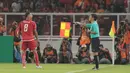 Addison Oliveira (kiri) memprotes wasit saat melawan Song Lam Nghe An FC pada laga Piala AFC 2018 di Stadion Utama GBK, Senayan, Jakarta, (13/3/2018). Persija Jakarta menang 1-0. (Bola.com/Nick Hanoatubun)