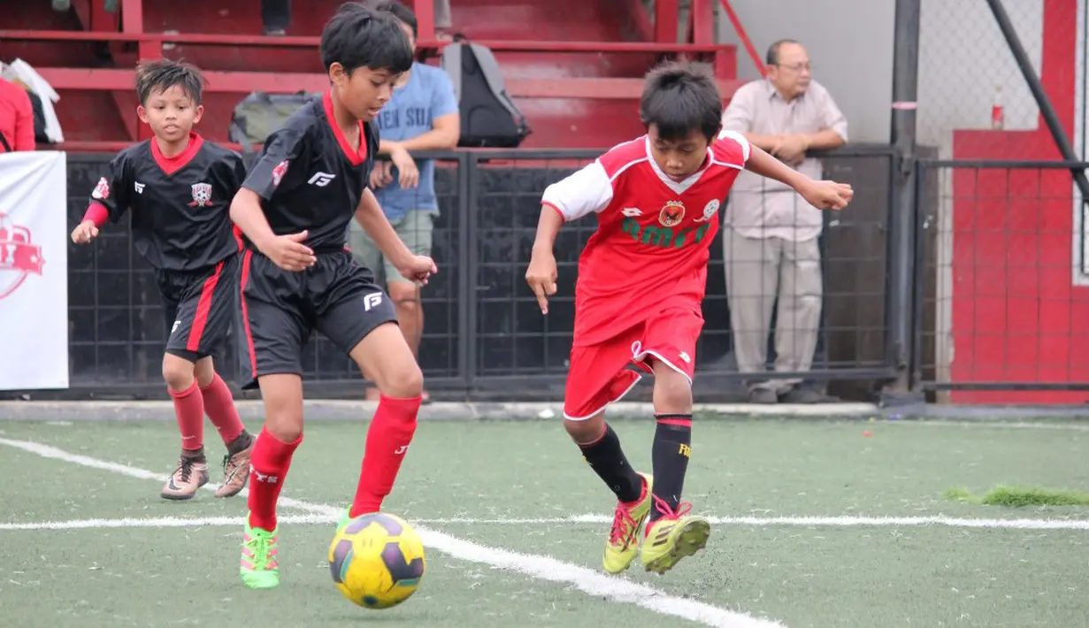 Dua pemain U-11 berebut bola dalam sebuah laga Liga Bola Indonesia yang digulirkan pada Minggu (23/10/2016), di Sabnani Park, Tangerang. (Liga Bola Indonesia)