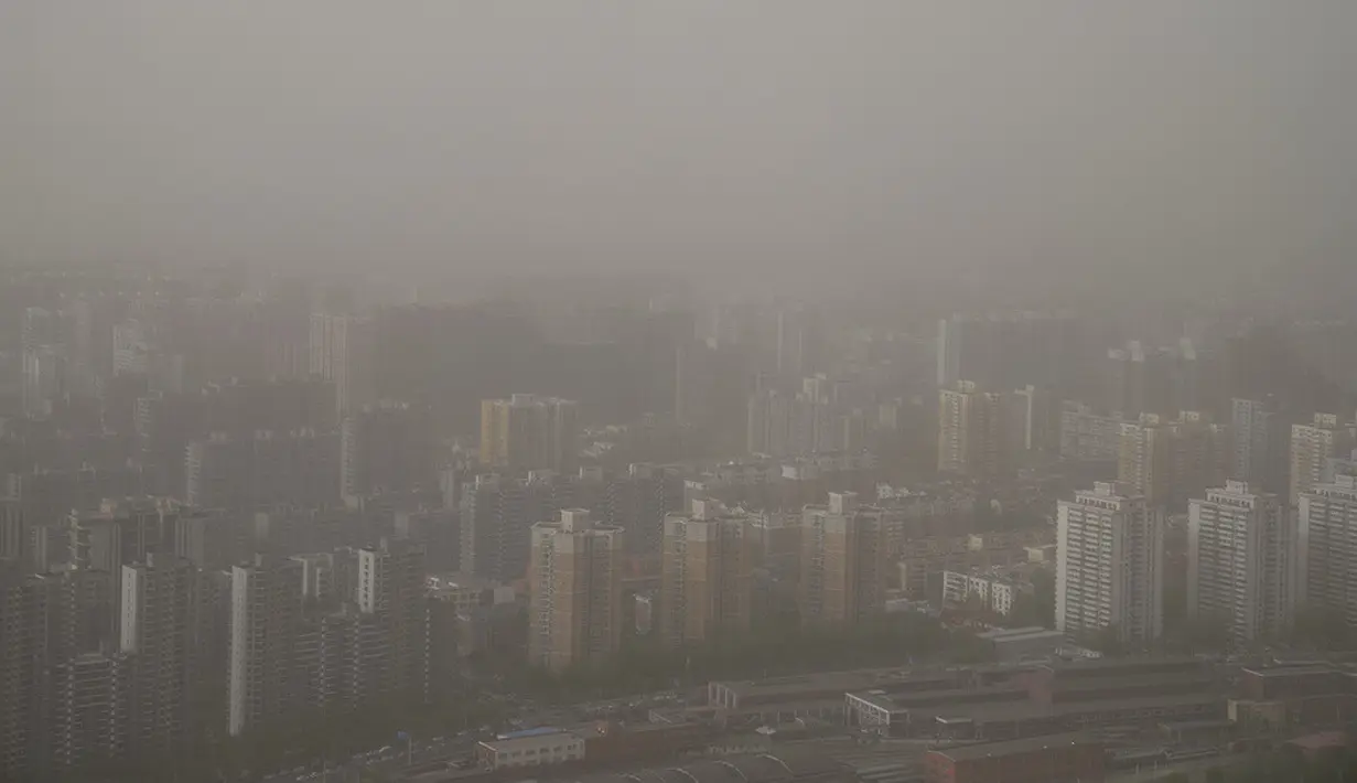 <p>Badai pasir tebal diprediksi akan melanda Beijing dan beberapa provinsi di China hingga 12 April 2023 mendatang. (AP Photo/Mark Schiefelbein)</p>