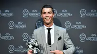 Cristiano Ronaldo terpilih sebagai penyerang terbaik Eropa untuk musim 2016-17. (doc. UEFA)