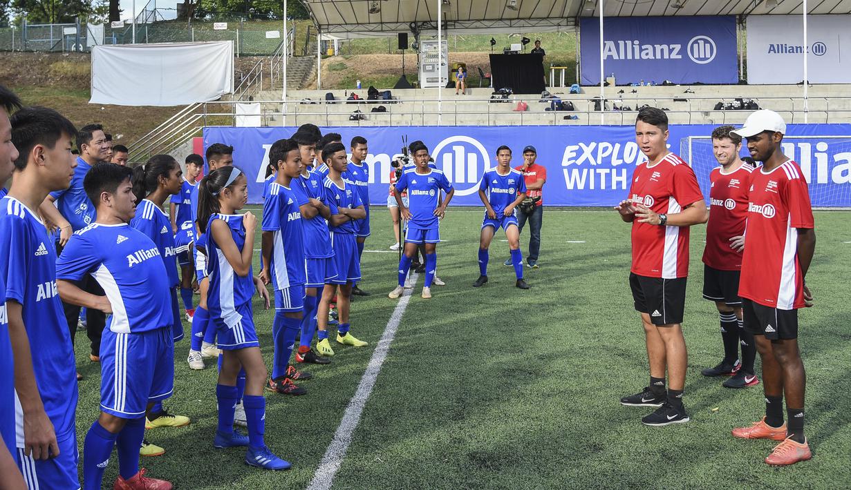 Pesepak bola muda mendapat arahan saat mengikuti Allianz Explorer Camp Football Edition Asia di The Arena Singapura, Jumat (26/7). Allianz Indonesia mengirimkan enam pesepak bola muda berbakat, dua di antaranya adalah perempuan. (Dokumentasi Allianz)