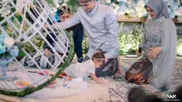 Momen tedak sinten baby Moana (Sumber: Instagram/riaricis1795)