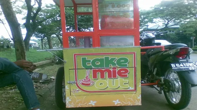 Pedagang Kreatif Ubah Gerobak Jualan Jadi Bahan Tawaan Pembeli