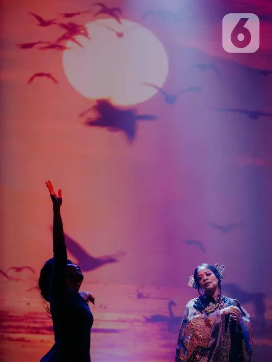 Sejumlah seniman tampil dalam pagelaran Sabang Merauke Premier With Live Perfomance di Djakarta Theater, Kamis (2/6/2022). Peringatan Hari Kelahiran Pancasila pada 1 Juni, Pagelaran Sabang-Merauke di harapkan dapat memberikan sumbangsih melestarikan dan mengenalkan kekayaan seni budaya bangsa kepada masyarakat Indonesia. (Liputan6.com/Faizal Fanani)