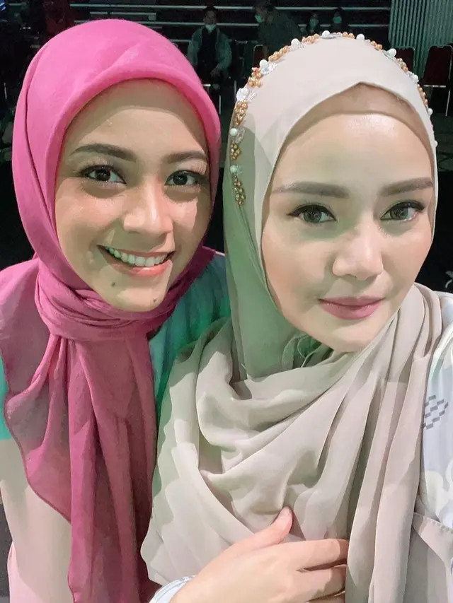 6 Potret Mawar AFI Tampil dengan Hijab yang Kini Kembali Hiasi Layar Kaca