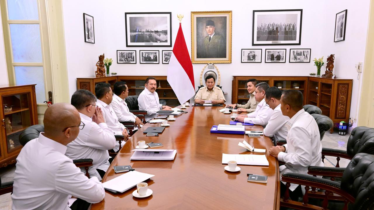 Presiden Prabowo Subianto memanggil Jaksa Agung ST Burhanuddin dan seluruh Jaksa Agung Muda ke Istana Merdeka, Jakarta, Senin (13/1/2024). (Foto: Muchlis Jr - Biro Pers Sekretariat Presiden)