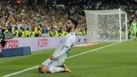 Pemain Real Madrid, Isco merayakan golnya ke gawang Espanyol pada lanjutan La Liga Santander di Santiago Bernabeu stadium, Madrid, (01/10/2017). Real Madrid menang 2-0. (AP/Paul White) 