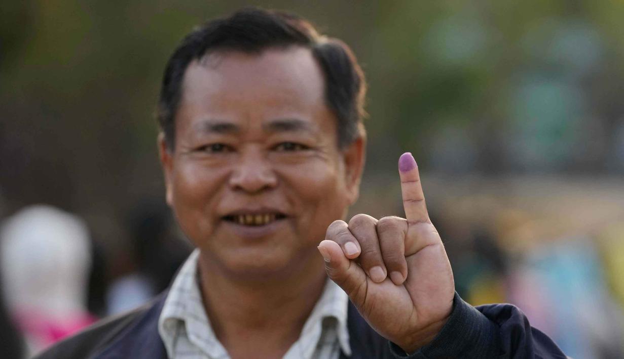 Seorang pemilih mengangkat jarinya yang ditandai dengan tinta untuk menunjukkan bahwa ia telah memilih, di sebuah tempat pemungutan suara di Naypyitaw, Myanmar, Minggu, 28 Desember 2025. Junta Myanmar menyelenggarakan pemungutan suara tahap pertama untuk pemilihan umum nasional pada hari ini, Minggu, 28 Desember 2025. (AP Photo/Aung Shine Oo)