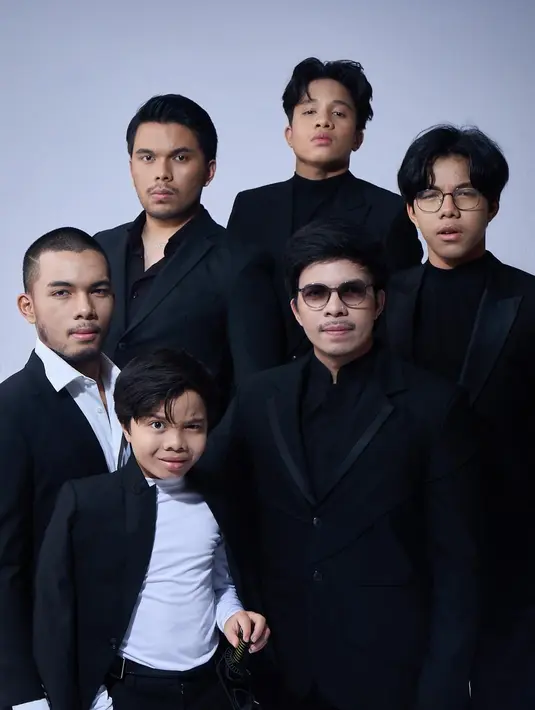 Bahkan  adik paling kecil Atta Halilintar, Muhammad Shalaheddien El-Qahtan Halilintar sukses  pamer pose kece di depan kamera. (Liputan6.com/IG/@attahalilintar).