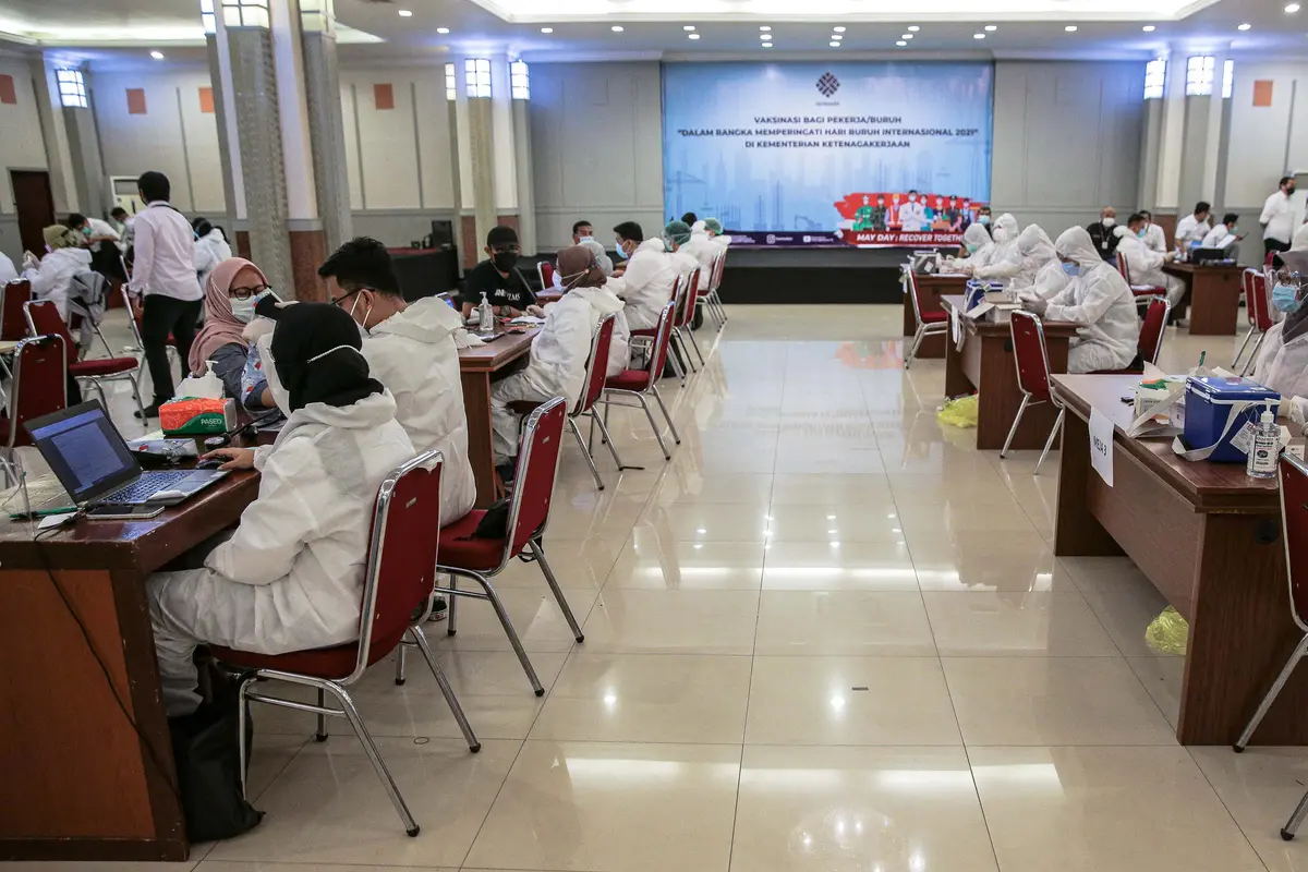 FOTO: Vaksinasi 1000 Pekerja di Peringatan Hari Buruh Internasional