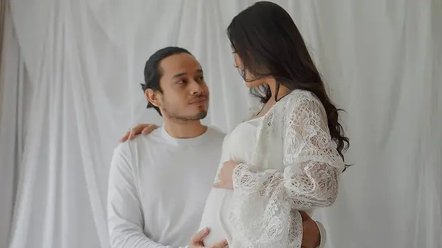 Siap Sambut Anak Pertama, Ini 6 Potret Maternity Shoot Ana Riana Serba Putih
