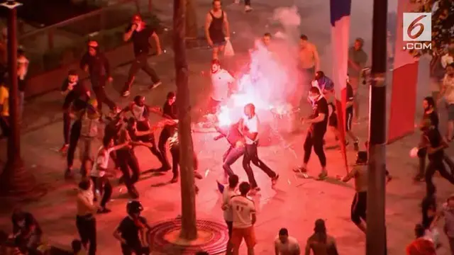 Perayaan berubah menjadi ricuh di Paris pada Minggu malam. Akibat  beberapa penggemar melemparkan suar ke polisi, setelah Prancis merebut gelar Piala Dunia 2018.