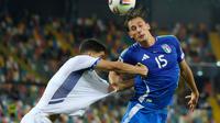 Pemain Italia, Pio Esposito (kanan) melompat berebut bola dengan Or Blorian dari Israel selama pertandingan Grup I Kualifikasi Piala Dunia 2026 zona Eropa di Stadion Bluenergy, Udine, Italia, Selasa 14 Oktober 2025 waktu setempat atau Rabu (15/10/2025) dini hari WIB. (AP Photo/Luca Bruno)