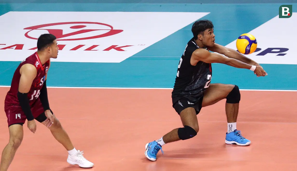 Pemain Timnas Voli Thailand, Anurak Phanram menerima bola pada laga putaran pertama SEA V League 2023 melawan Timnas Voli Indonesia di Padepokan Voli Jenderal Polisi Kunarto, Bogor, Minggu (23/07/2023). (Bola.com/Bagaskara Lazuardi)