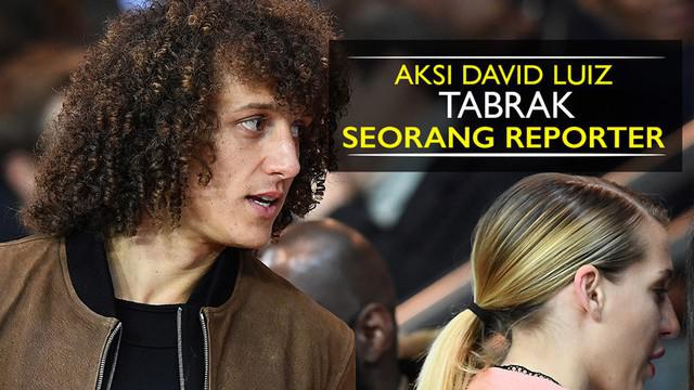 Video aksi bek Chelsea, David Luiz, menabrakkan diri ke seorang reporter.