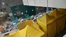Orang-orang berbaring di ranjang rumah sakit di luar Caritas Medical Centre, Hong Kong, Rabu (16/2/2022). Hong Kong menghadapi gelombang virus corona COVID-19 terburuk hingga saat ini. (Peter PARKS/AFP)