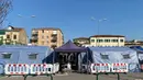 Sejumlah tenda pratriase yang didirikan di luar sebuah rumah sakit di Padova, Italia (18/3/2020). Sejumlah pakar medis China pada Selasa (17/3) tiba di Padova dari Roma. (Xinhua/Ji Jin)