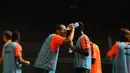Pemain belakang Juventus, Giorgio Chiellini, menyiramkan air ke muka di sela-sela latihan di Stadion GBK Jakarta, (5/8/2014). (Liputan6.com/Helmi Fithriansyah) 