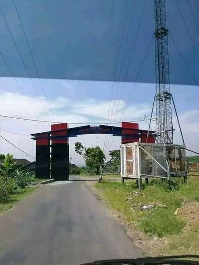 6 Potret Gapura Desa Ini Nyeleneh Banget, Bikin Susah Pengguna Jalan