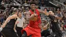 Pemain Chicago Bulls, Jimmy Butler (21) berusaha melewati kepungan dua pemain Spurs pada lanjutan laga NBA di AT&T Center, (25/12/2016). San Antonio Spurs menang 119-100. (AP/Darren Abate)