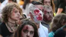 Orang-orang berpakaian menyerupai zombie saat acara Zombie Walk di kota Strasbourg, Prancis, 15 September 2018. Acara Zombie Walk ini dalam rangka Festival Film Fantasi Eropa ke-11 yang berlangsung dari 14 hingga 23 September. (FREDERICK FLORIN/AFP)