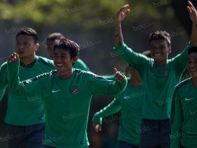 Bayu Gatra (tengah) dan para pemain Timnas Indonesia berlatih di Sekolah Pelita Harapan, Banten, Sabtu (29/10/2016). Latihan ini digelar untuk persiapan jelang Piala AFF, November mendatang. (Bola.com/Vitalis Yogi Trisna)  