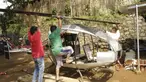 Gambar yang diambil pada 17 November 2019, Jujun Junaedi (kanan) menyelesaikan pembuatan helikopter buatannya di halaman belakang rumahnya di Sukabumi. Jujun yang berusia 41 tahun ini menargetkan helikopter berbahan bakar bensinnya rakitannya dapat diuji terbang pada akhir 2019. (Wulung WIDARBA/AFP)