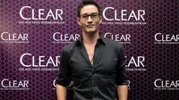 Pertama muncul di dunia entertain di Indonesia, Mike Lewis tampil sebagai bintang iklan shampoo Clear di saat usianya baru 18 tahun.