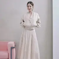 Begitu trendi, Park Min Young tampak manis dalam balutan crop jacket dan rok plisket warna senada. Gayanya pun terlihat semakin modis dengan tambahan sepatu boots. (Instagram/parkminyoung143).