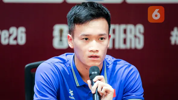 <p>Pemain Vietnam, Nguyen Hoang Duc memberikan keterangan saat konferensi pers jelang laga Kualifikasi Piala Dunia 2026 antara Timnas Indonesia Vs Vietnam di Stadion Utama Gelora Bung Karno (SUGBK), Senayan, Jakarta, Rabu (20/03/2024). (Bola.com/Bagaskara Lazuardi)</p>