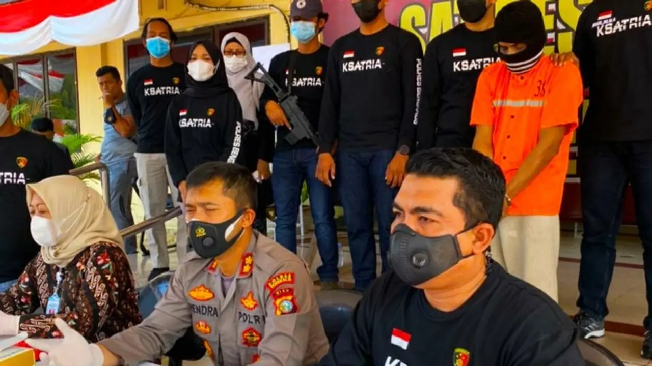 Konferensi pers pengungkapan pembunuhan remaja oleh tersangka yang punya kelainan seksual.