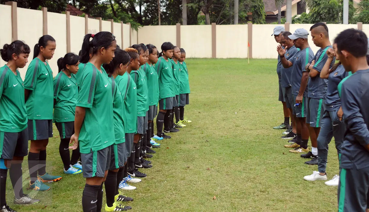 Pemain Timnas Putri Indonesia U-15 menyimak arahan saat latihan di Lapangan GOR Sunter, Jakarta, Kamis (4/5). Latihan ini persiapan mengikuti ajang Piala AFF U-15 putri 2017 yang digelar di Laos, 7-20 Mei mendatang. (Liputan6.com/Helmi Fithriansyah)