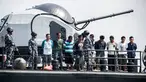 Sembilan Tersangka perompak dihadirkan oleh Anggota TNI AL di Surabaya, Jawa Timur, (10/5). Sembilan tersangka diduga melakukan pembajakan terhadap kapal tanker berbendera Singapura di perairan Tanjung Puting, Kalimantan. (AFP PHOTO/JUNI KRISWANTO)