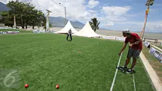 Wisatawan bermain olahraga gateball di Pantai Talise, Palu, Sulawesi Tengah, Selasa (8/3). Event olahraga tersebut diadakan untuk memeriahkan acara melihat Gerhana Matahari Total bersama yang akan diadakan Rabu (9/3) besok (Liputan6.com/Immanuel Antonius)