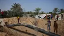 Warga Palestina memeriksa kerusakan akibat serangan Israel di Khan Younis, Jalur Gaza selatan, Selasa 19 Mei 2026. (AP Photo/Abdel Kareem Hana)