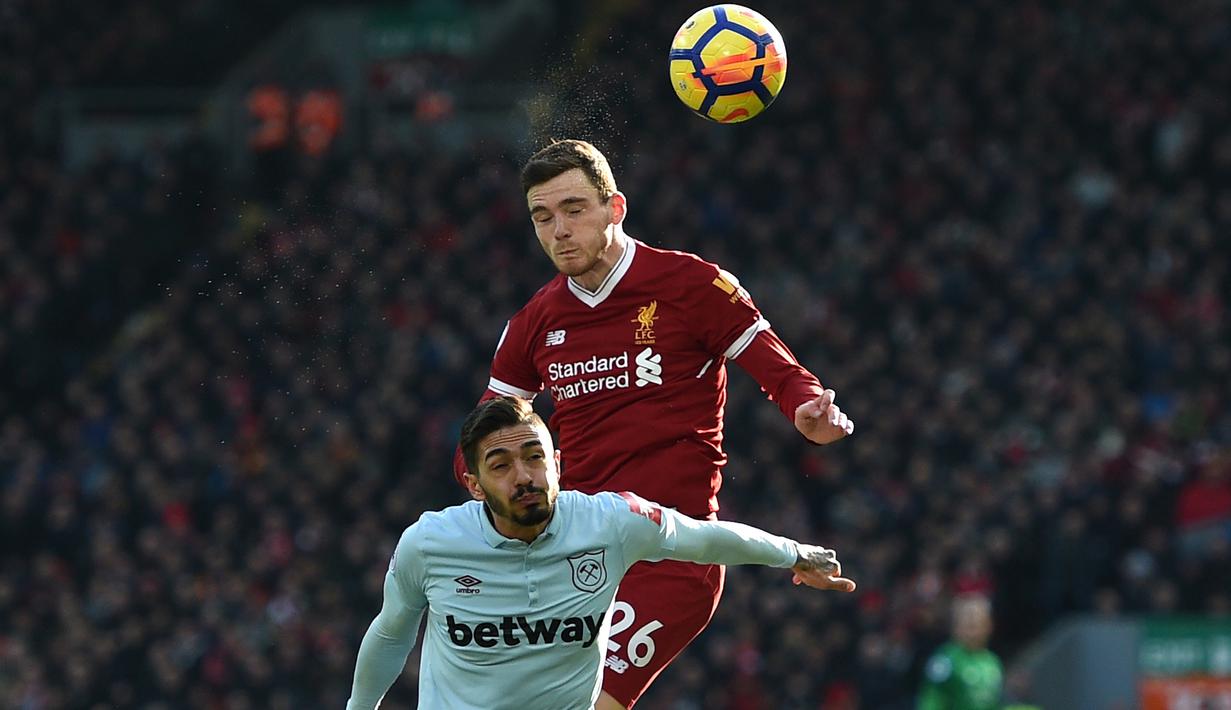 Duel pemain Liverpool, Andrew Robertson (kanan) dengan pemain West Ham pada laga Premier League pekan ke-28 di Anfield Stadium, Liverpool, (24/2/2018). Liverpool menang 4-1. (AFP/Oli Scarff)
