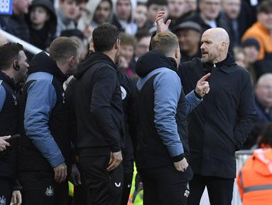Pelatih MU, Erik Ten Hag (kanan), berdebat dengan pelatih serta ofisial Newcastle United dalam pertandingan pekan ke-29 Liga Inggris 2022/2023 antara Newcastle United melawan Manchester United yang berlangsung di St. James Park, Minggu (2/4/2023) WIB. (AFP/Oli Scarff)