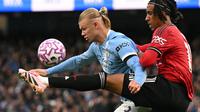 Erling Haaland (kiri) membawa Man City mengalahkan MU pada hari Minggu (14/09/2025) malam WIB. (Oli SCARFF / AFP)