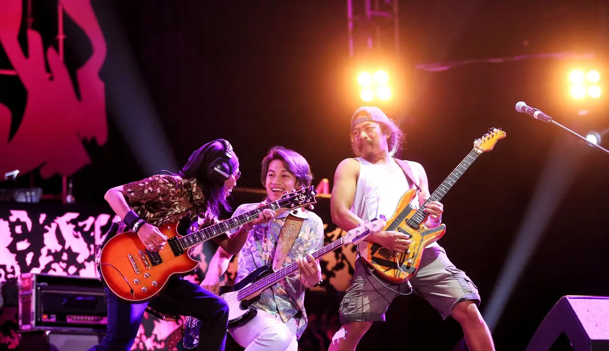 "Apa ya kata lain selain terima kasih untuk mengucapkan terima kasih? Karena kalian udah ikut merayakan hari yang berbahagia ini," ucap Iwan Fals dari atas panggung. (Adrian Putra/Bintang.com)