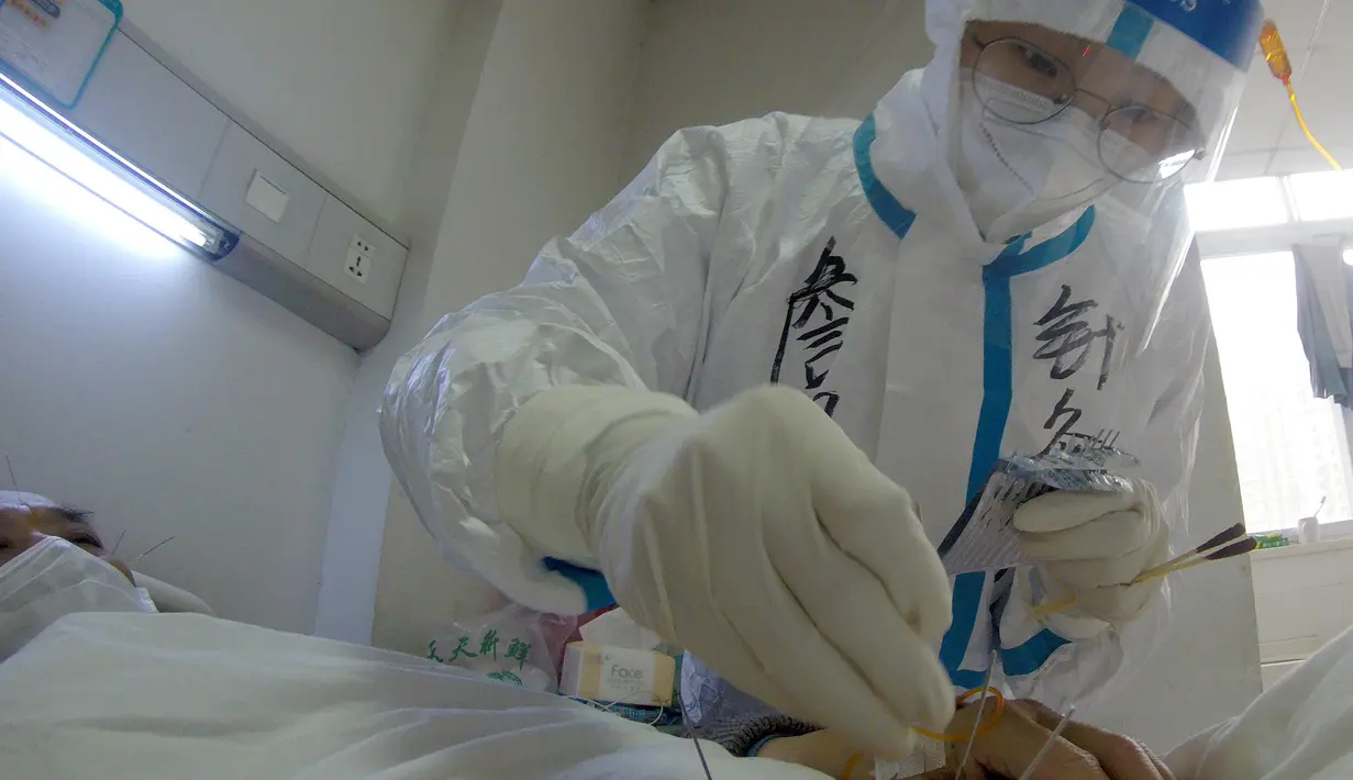 Seorang petugas medis memberikan pengobatan akupunktur kepada pasien COVID-19 yang dinyatakan sembuh di Rumah Sakit TCM Provinsi Hubei di Wuhan, Provinsi Hubei, China tengah (21/4/2020). (Xinhua/Wang Yuguo)