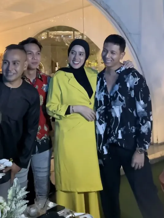 Fairuz A Rafiq hadir bersama suaminya, ia tampil dengan setelan blazer dan celana panjang warna kuning dipadukan kerudung pashmina hitam. [@fairuzarafiq]