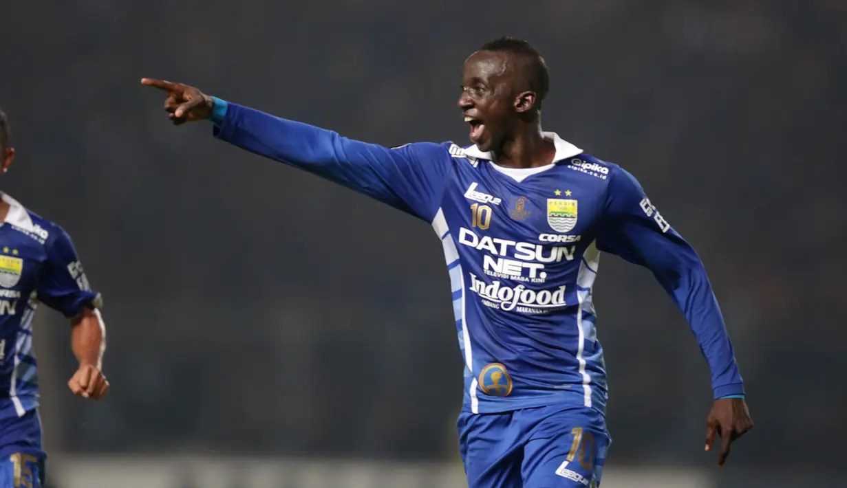 Makan Konate merayakan gol kedua Persib yang dicetaknya ke gawang Sriwijaya FC dalam Final Piala Presiden 2015 di Stadion Utama Gelora Bung Karno, Jakarta, Minggu (18/10/2015). (Bola.com/Vitalis Yogi Trisna)