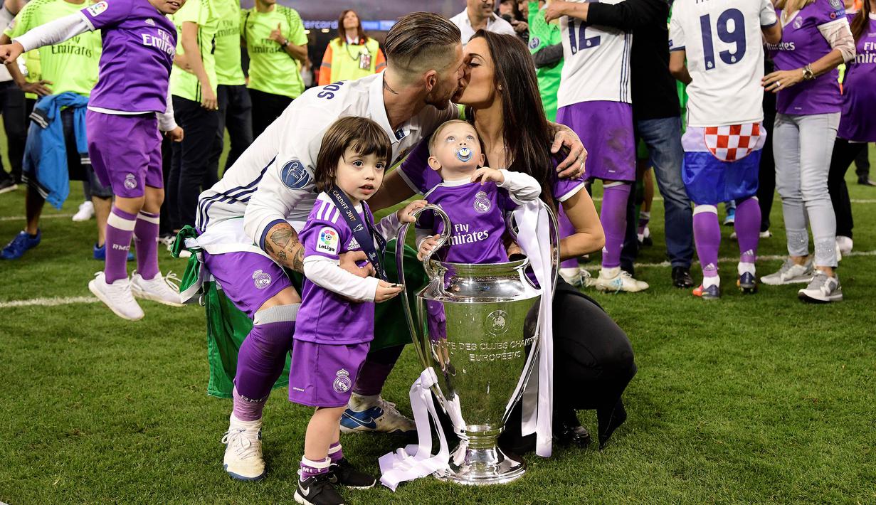 Kapten Real Madrid, Sergio Ramos, bersama istri dan anaknya merayakan kemenangan Real Madrid di final Liga Champions dengan mengalahkan Juventus 4-1  di Stadion Millennium, Cardiff, (03/06/2017). (AFP/Javier Soriano)