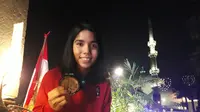 atlet panjat tebing peraih medali emas beregu Asian Games 2018, Rajiah Sallsabillah, ikut dalam pawai obor (Liputan6.com/Pramita)