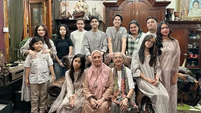 Potret Mulan Jameela dan Ahmad Dhani rayakan lebaran bersama anak dan keluarga besar (Sumber: Instagram/@mulanjameela1)