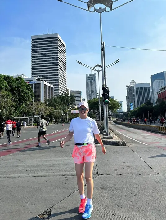 Lewat unggahan foto, keduanya tampil sporty saat lari bersama saat CFD di jalanan Jakarta. [Foto: Isntagram/ririnekawati]
