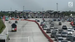 Kendaraan pemudik mengantre keluar gerbang tol Palimanan, Cirebon, Jawa Barat, Sabtu (24/6). Pada H-1 Lebaran Volume kendaraan menuju Jawa Tengah terpantau ramai lancar. (Liputan6.com/Gempur M Surya)