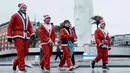 Tahun ini menjadi yang ke-14 kalinya ajang ini diselenggarakan. Tampak dalam foto, orang-orang yang mengenakan kostum Santa Claus sesaat sebelum berpartisipasi dalam edisi ke-14 lomba Santa Claus, sebuah lari santai sejauh 4,5 km melalui jalan-jalan Madrid pada Minggu 21 Desember 2025. (OSCAR DEL POZO/AFP)
