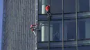Alain Robert yang dikenal sebagai 'Spiderman Prancis' (kiri) dan Leo Urban memanjat gedung pencakar langit Skyper di pusat Frankfurt, Jerman, 23 November 2021. Alain Robert telah memanjat lebih dari 100 bangunan dalam 30 tahun karirnya dan ditangkap puluhan kali. (AP Photo/Michael Probst)